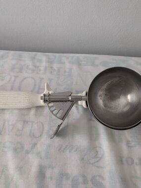 Vintage Vollrath #6 White Ice Cream Scoop  5 1/3 Oz ￼